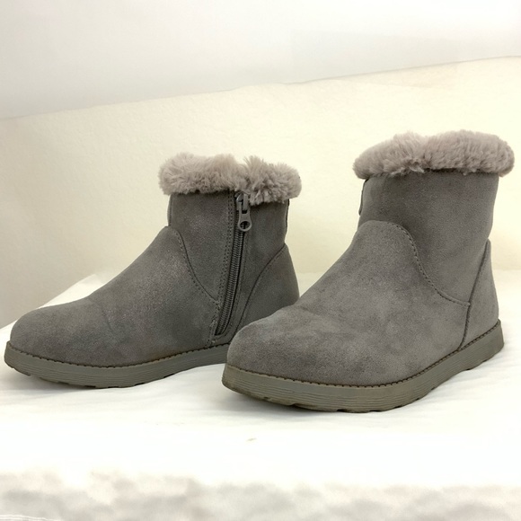 Girl’s Cat & Jack Grey Fur Boots Size 2 - Picture 1 of 5